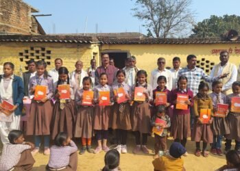 बसंत पंचमी पर मेधावी छात्रों का हुआ सम्मान।