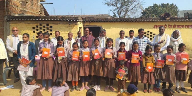 बसंत पंचमी पर मेधावी छात्रों का हुआ सम्मान।