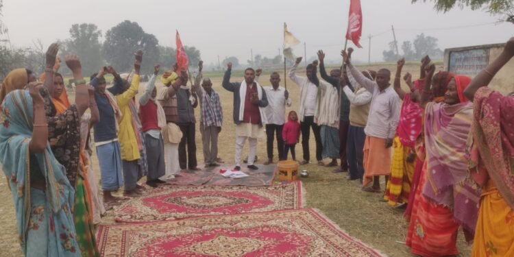गणतंत्र दिवस की पूर्व संध्या पर भाकपा कार्यकर्ताओं ने संविधान बचाओ ,देश बचाओ, मनरेगा बचाओ और स्मार्ट मीटर हटाओ को लेकर आवाज बुलंद किया।