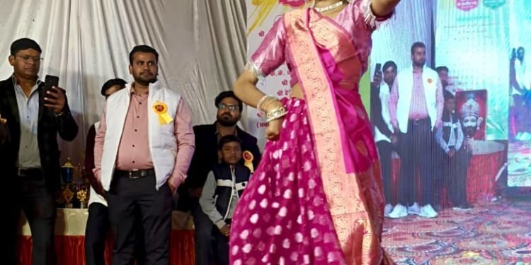 । अखण्ड भारत महोत्सव सांस्कृतिक डांस प्रतियोगिता की विनर बनी गुफराना ,द्वितीय पुरस्कार पर साक्षी का एवं तृतीय पुरस्कार पर आनंदी अग्रहरी का कब्जा ।।