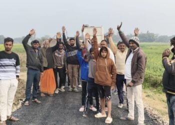 घटिया सड़क निर्माण पर भड़के ग्रामीण, नारेबाजी कर किया विरोध-प्रदर्शन।