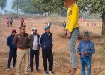 संदिग्ध परिस्थिति में युवक का पेड़ से लटकता मिला शव।
