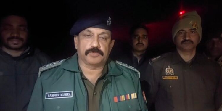 देर रात पुलिस मुठभेड़ में तीन आरोपि गिरफ्तार दो के पैर में लगी गोली ।