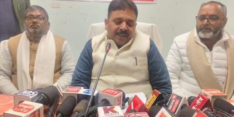 जनपद दौरे पर आए प्रभारी मंत्री ने सपा राष्ट्रीय अध्यक्ष अखिलेश यादव को बताया नमूना।