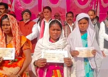 समाजवादी पार्टी का प्रतिनिधिमंडल सोमवार को सोनभद्र पहुंचा। सपा राष्ट्रीय अध्यक्ष अखिलेश यादव के निर्देश पर पहुंचे प्रतिनिधिमंडल ने पीड़ित परिवारों से मुलाकात कर शोक संवेदना व्यक्त