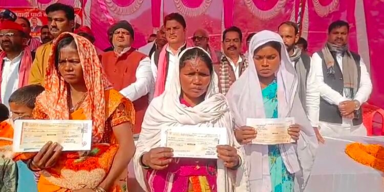 समाजवादी पार्टी का प्रतिनिधिमंडल सोमवार को सोनभद्र पहुंचा। सपा राष्ट्रीय अध्यक्ष अखिलेश यादव के निर्देश पर पहुंचे प्रतिनिधिमंडल ने पीड़ित परिवारों से मुलाकात कर शोक संवेदना व्यक्त