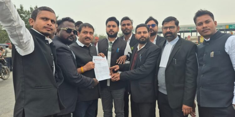 दुद्धी के अधिवक्ताओं में आक्रोश, टोल प्लाजा घटना पर सौंपा गया ज्ञापन।।