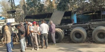 यूपी–झारखंड बॉर्डर पर एक ट्रक होटल में घुसा 16 चक्का वाहन।