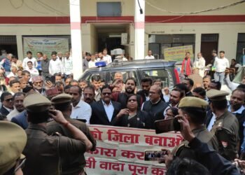 दुद्धी को जिला बनाने के लिए अधिवक्ताओं ने विरोध प्रदर्शन कर डीएम को सौंपा ज्ञापन।।