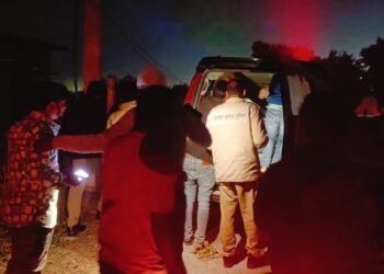 सड़क पे बाइक रोक कर दो गुटों में लाठी डंडों से मारपीट।।