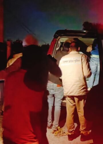 सड़क पे बाइक रोक कर दो गुटों में लाठी डंडों से मारपीट।।