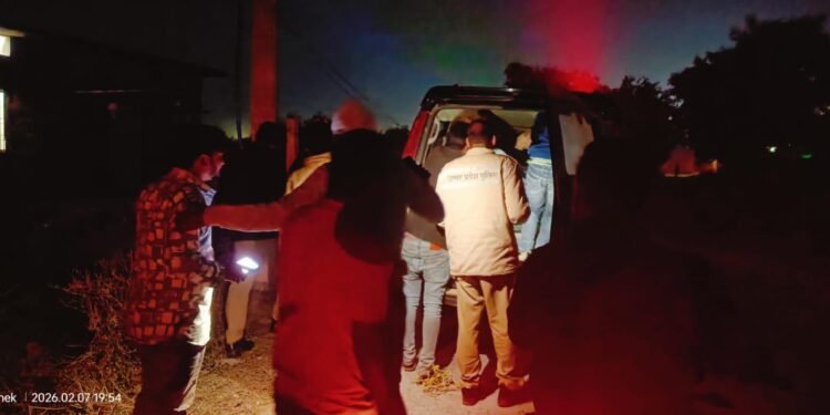 सड़क पे बाइक रोक कर दो गुटों में लाठी डंडों से मारपीट।।