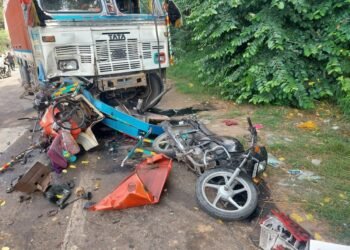 ट्रक के धक्के से मोटरसाइकिल सवार तीन की मौत।