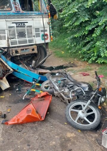 ट्रक के धक्के से मोटरसाइकिल सवार तीन की मौत।