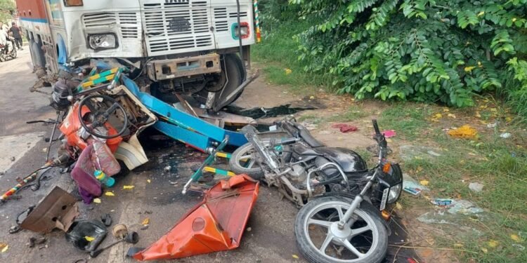 ट्रक के धक्के से मोटरसाइकिल सवार तीन की मौत।