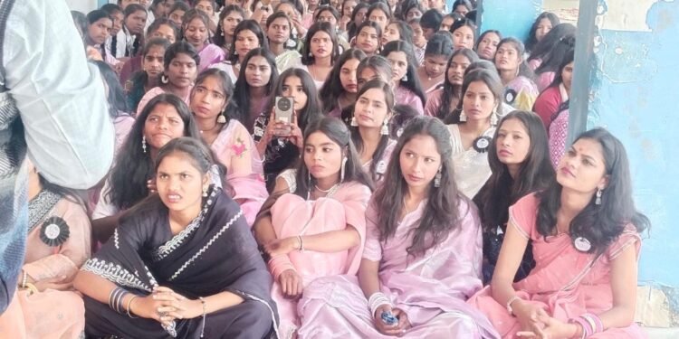 आदर्श रिहंद शिक्षा निकेतन एकेडमी में हवन पूजन के साथ हुई बारहवीं के छात्रों की विदाई।।