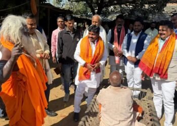 प्रदेश के समाज कल्याण मंत्री भिखारी बाबा आश्रम पहुंचे, लिया आशीर्वाद।