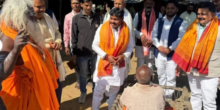 प्रदेश के समाज कल्याण मंत्री भिखारी बाबा आश्रम पहुंचे, लिया आशीर्वाद।