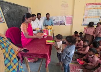 स्कूली बच्चों में शिक्षण सामग्री वितरण कर नपं अध्यक्ष ने मनाया अपना जन्मदिन।