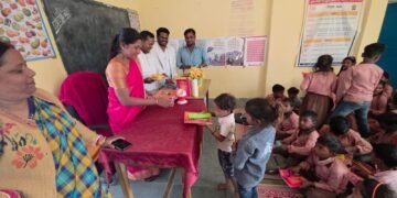 स्कूली बच्चों में शिक्षण सामग्री वितरण कर नपं अध्यक्ष ने मनाया अपना जन्मदिन।