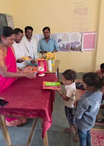 स्कूली बच्चों में शिक्षण सामग्री वितरण कर नपं अध्यक्ष ने मनाया अपना जन्मदिन।