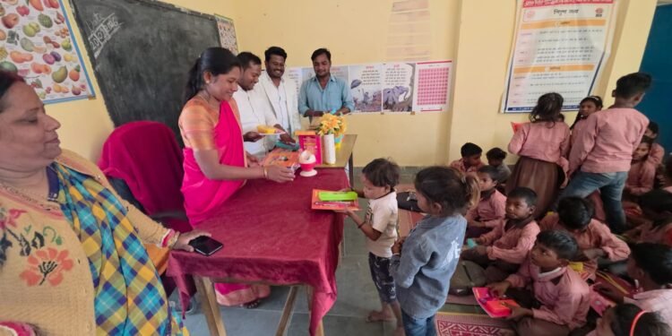 स्कूली बच्चों में शिक्षण सामग्री वितरण कर नपं अध्यक्ष ने मनाया अपना जन्मदिन।