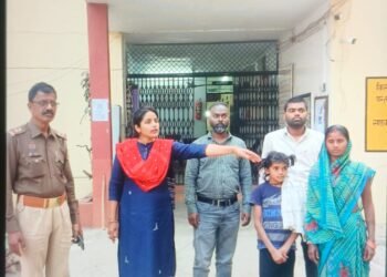 भटक रही मासूम बच्ची को मिला चाइल्ड लाइन का सहारा।