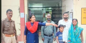 भटक रही मासूम बच्ची को मिला चाइल्ड लाइन का सहारा।