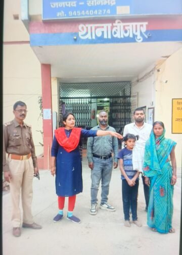 भटक रही मासूम बच्ची को मिला चाइल्ड लाइन का सहारा।