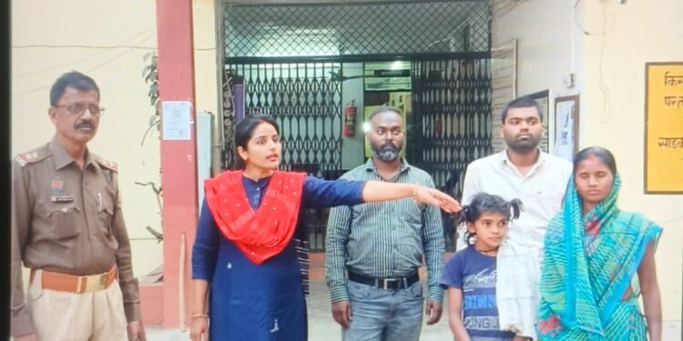 भटक रही मासूम बच्ची को मिला चाइल्ड लाइन का सहारा।