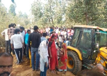 मिट्टी का टीला भस्कने से कई महिलाएं नीचे दबी।