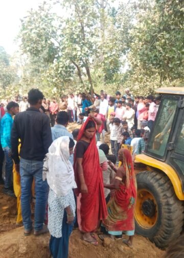 मिट्टी का टीला भस्कने से कई महिलाएं नीचे दबी।