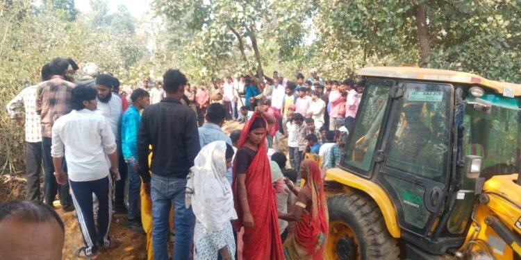 मिट्टी का टीला भस्कने से कई महिलाएं नीचे दबी।