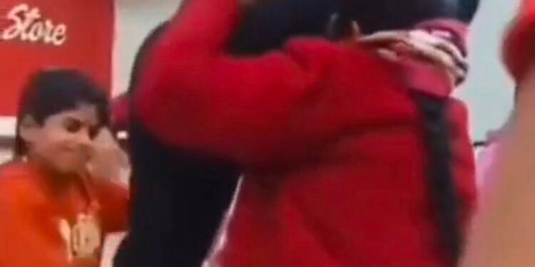 पति के प्रेमिका से मॉल में पत्नी ने किया मारपीट, मामला पहुँचा कोतवाली।