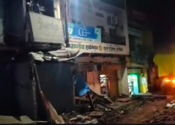 ओभरलोड ट्रेलर अनियंत्रित होकर छः दुकानों को किया तबाह।