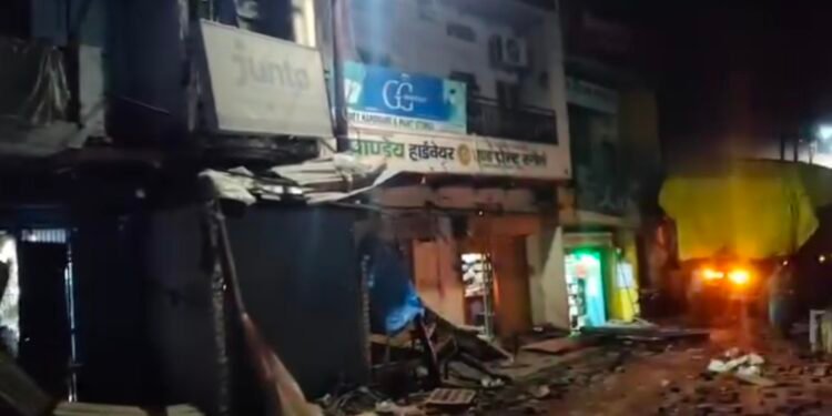 ओभरलोड ट्रेलर अनियंत्रित होकर छः दुकानों को किया तबाह।