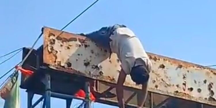 झंडा लगाने के दौरान युवक हाइटेंशन तार की चपेट में आया।