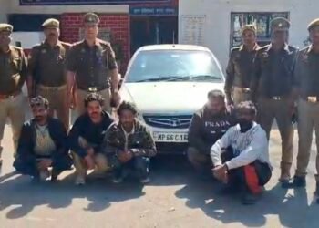 चोरी की कार सहित 05 आरोपी गिरफ्तार।