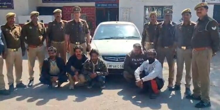 चोरी की कार सहित 05 आरोपी गिरफ्तार।