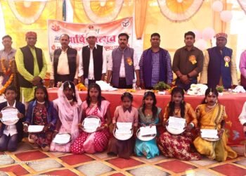 गायत्री को मिस पल्हारी, इंद्रजीत सिंह को मिस्टर पल्हारी खिताब मिला।।