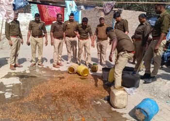 आबकारी विभाग की छापेमारी, 40 लीटर कच्ची शराब और 350 किलो लहन बरामद।