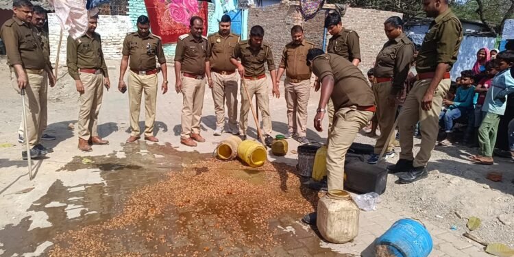 आबकारी विभाग की छापेमारी, 40 लीटर कच्ची शराब और 350 किलो लहन बरामद।