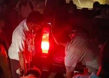 दो बाइकों की टक्कर में एक कि मौत, दो घायल।