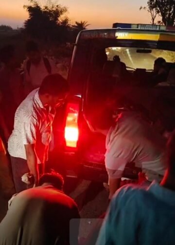 दो बाइकों की टक्कर में एक कि मौत, दो घायल।