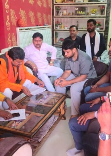 चोपन में भाजपा जिला प्रभारी अनिल सिंह ने SIR प्रक्रिया का लिया जायजा।