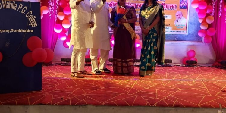 पूर्व छात्रा अनुराधा त्रिपाठी को मिला मिस कीनाराम अवार्ड।