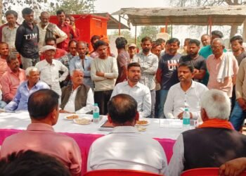 न्यायालय के आदेश का पालन कराने आए एस डी एम से मलिन बस्ती के लोगों से वार्ता बस्ती में आक्रोश।