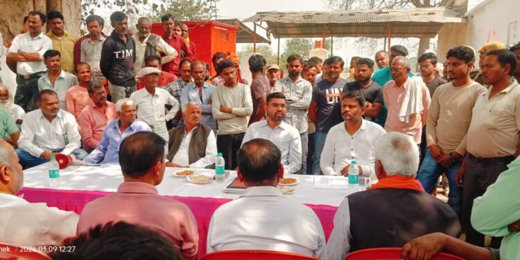 न्यायालय के आदेश का पालन कराने आए एस डी एम से मलिन बस्ती के लोगों से वार्ता बस्ती में आक्रोश।