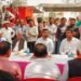 न्यायालय के आदेश का पालन कराने आए एस डी एम से मलिन बस्ती के लोगों से वार्ता बस्ती में आक्रोश।