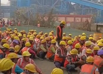 12 घंटे काम के विरोध में श्रमिकों का हंगामा प्रबंधन के आश्वासन पर शांत हुआ विवाद।